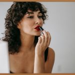 칙칙한 입술, 핑크빛으로! 입술 색소침착 해결 가이드